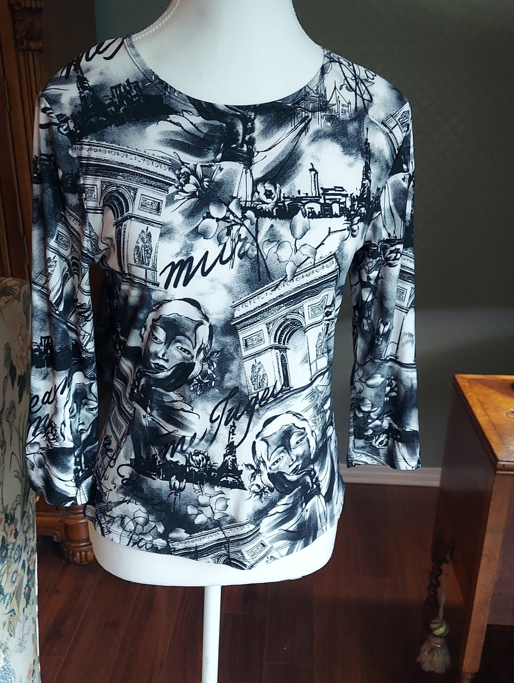 Women’s Black & White Printed Long Sleeve Tee